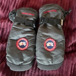 Canada Goose Black Waterproof Mittens